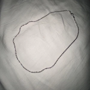 Snurrat halsband - Jätte bra skick använt några gånger