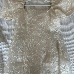 &other stories klänning - Nyskick, endast använd under en middag, nypris 1700kr Storlek 36