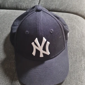 Keps  - Helt ny keps den är svart 