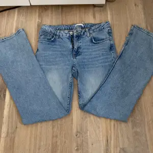 Low waist flare jeans från Gina tricot. Dom är i storleken 164. Köpta för 349 kr💙