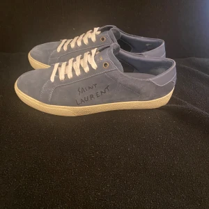 Saint Laurent skor - Riktigt eftertraktade skor just nu! Passar perfekt nu till sommaren😎 Storlek 39 men skulle säga att den sitter som små 40. Endast skor följer med. För fler bilder eller info kom pm!