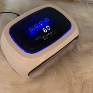 Nagel uv/led lampa  - Säljer denna nagellampa då jag inte längre gör naglar , den är använd ungefär två gånger men helt fräsch och funkar som ny, skickar gärna fler bilder privat, sladd medföljer 