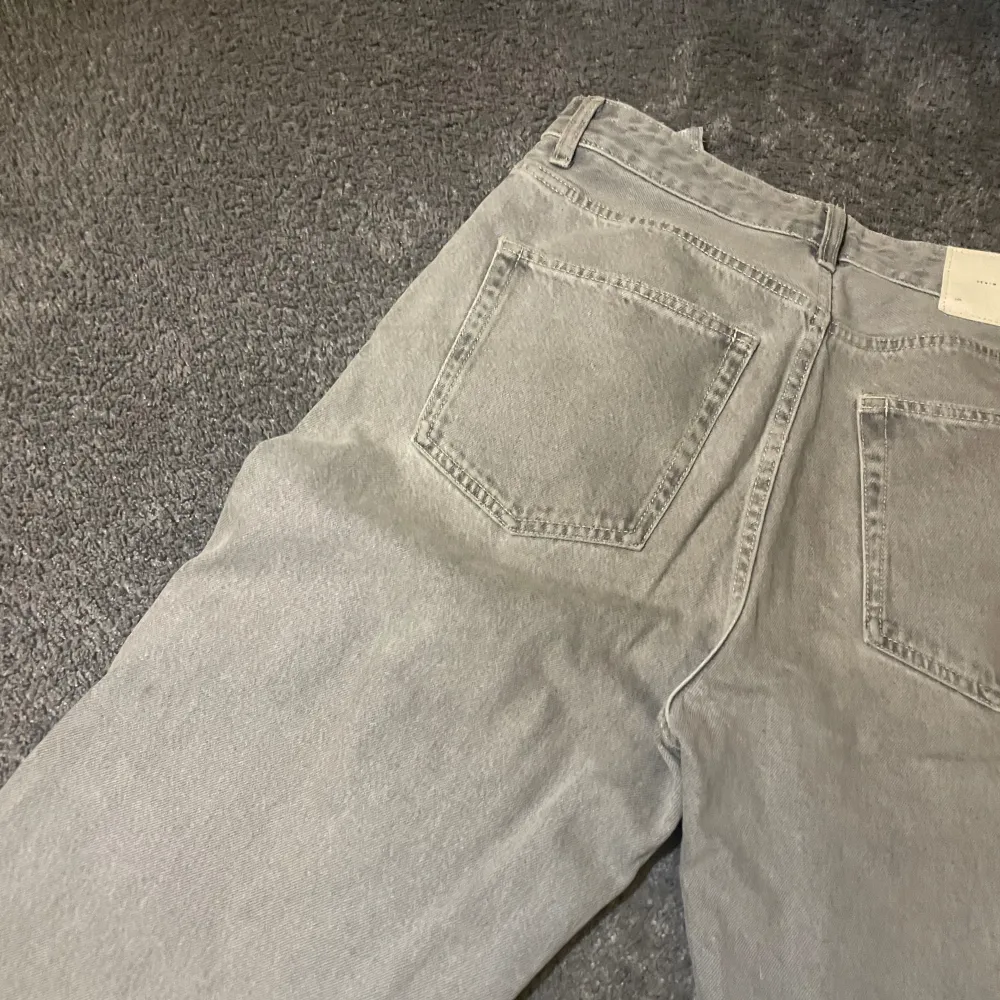 Ljusgråa jeans från zara. Perfekta nu till våren/sommaren. Knappt använda. Sitter lite baggy och passar dig som är runt 180-185.. Jeans & Byxor.