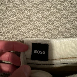 Hugo boss chinos - Ett par vita snygga chinos inför sommaren! Köptes för 2 år sedan men har aldrig använts. Är i bra skick är är i strolek XS. För fler frågor eller bilder hör gärna av er. 