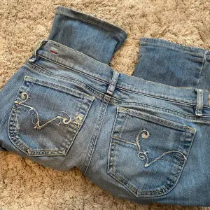 Säljer mina ljusblåa diesel jeans som tyvärr har blivit för små för mig, de är i storlek W27 L34, de passar mig perfekt i längden som är 156💓 En fläck från en tuschpenna under fickorna som säkert försvinner efter några tvättar, därav billigare pris🤗