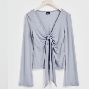 Blus - Säljer min super söta gina topp då den inte kommer till användning. Fint skick. I storlek L men jag på bilden bär oftast S. Priset går att diskutera vid snabb affär och skriv gärna vid frågor!💕