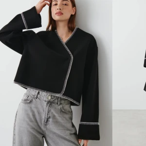 Svart jacka/ kofta  - En svart kofta / jacka från Gina tricot Välskött inga defekter  Storlek: xs  Nypris 499