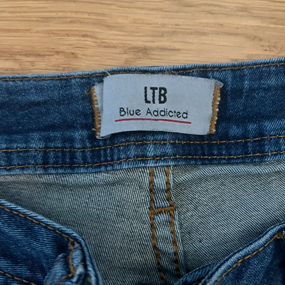 Low waist jeans från Lbt  Storleken är 28x30. Jeans & Byxor.