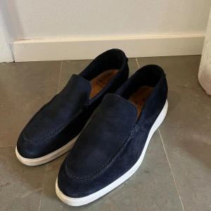 Loafers i mocka - Feta loafers utav märket ”comptoir galerie lafayette”. Köpta i frankrike under April, endast använda vid tre tillfällen. Gjorda i Portugal, äkta läder. Köptes för 1300 kr, säljes då dem är för stora. Strl 41 men sitter mer som 42.