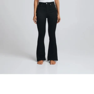 Jeans  - Jättefina oanvända jeans från bikok, prislappen är kvar!! Storlek S/33