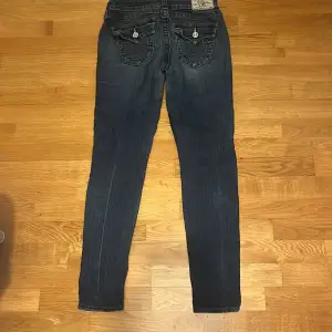 Köpte dessa par jeans här på plick men de var förstora för mig så därför jag äljer de❤️ midjemåttet är 39, 40 typ❤️  innebenslängden är 75 och långden på byxorna 97. 