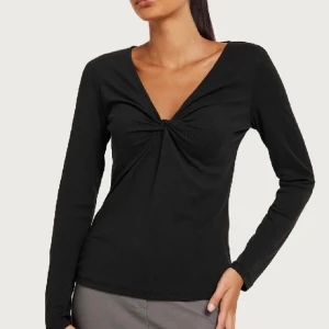 Oanvänd Vila topp strl XS - Långärmad snygg topp med knutdetalj. Funkar även om man har stroken S! Köpt på Nelly, Slutsåld. Aldrig använd med prislapp kvar! Nypris: 329kr🌸