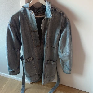 Jeansjacka - En blå oversized jeansjacka från weekday