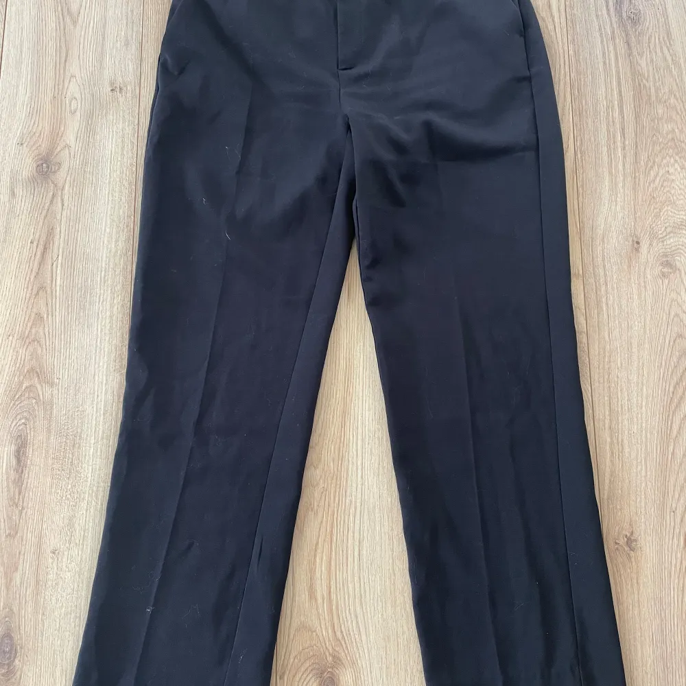 Fina svarta kostymbyxor från Gina tricot. . Jeans & Byxor.