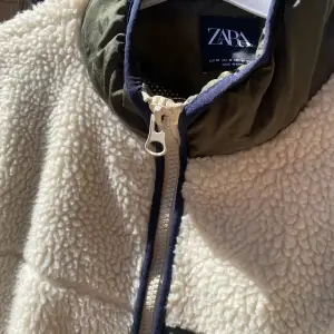 Fluffig jacka från Zara, i färgen cream med detaljer. Passar stl s om man vill ha det lite mer oversized.