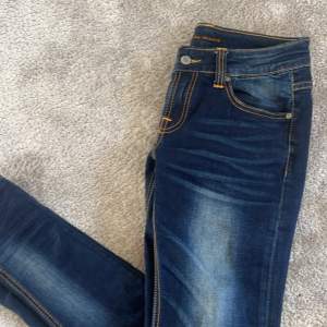 Säljer dessa nudie jeans, slim fit storlek 28/30💛 sjukt snygga och knappt andvända 