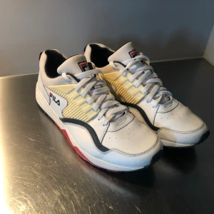 FILA Sneakers - Superbekväma FILA Sneakers i storlek 45. Sparsamt använda och är därför i gott skick. Perfekta för sommaren!