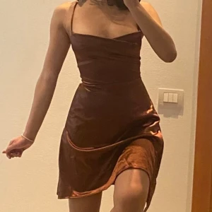 Brun skriv klänning - Strl L men känns som M så skriver M:)