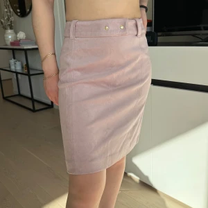Sammet kjol - Rosa kjol i sammet från H&M. Aldrig använd, bra skick. Strl 32. Jag har i vanliga fall strl 34. Lite tight runt midjan, ingen stretch.