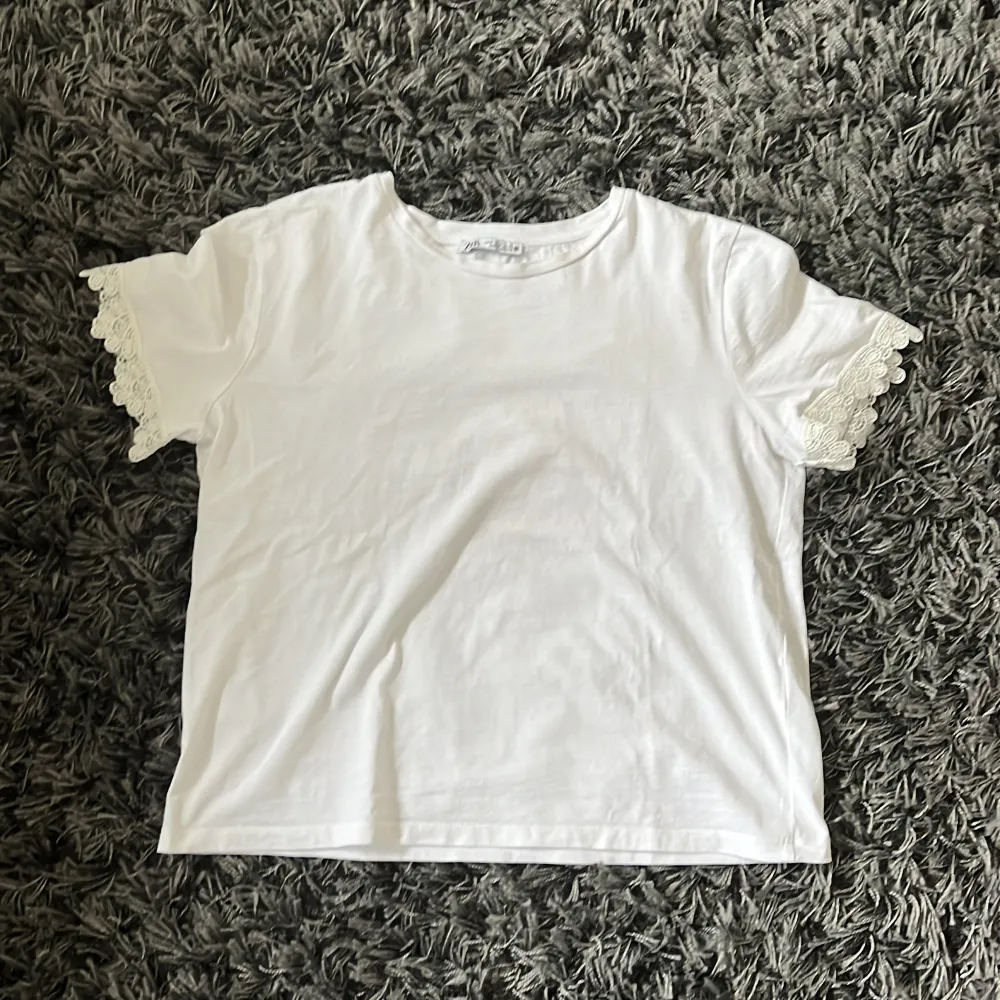 Vit t-shirt från zara i storlek M. Använd fåtal gånger. Har fina spets detaljer på ärmarna. . T-shirts.