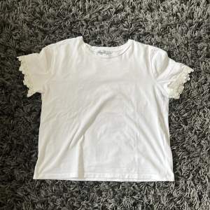 Vit t-shirt från zara i storlek M. Använd fåtal gånger. Har fina spets detaljer på ärmarna. 