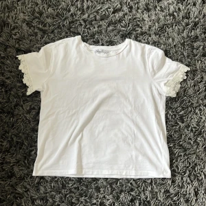 T-shirt  - Vit t-shirt från zara i storlek M. Använd fåtal gånger. Har fina spets detaljer på ärmarna. 