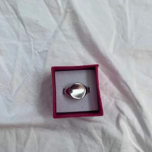 Säljer denna jättefina justebara ring som tyvärr aldrig kommit till någon användning för mig🥰