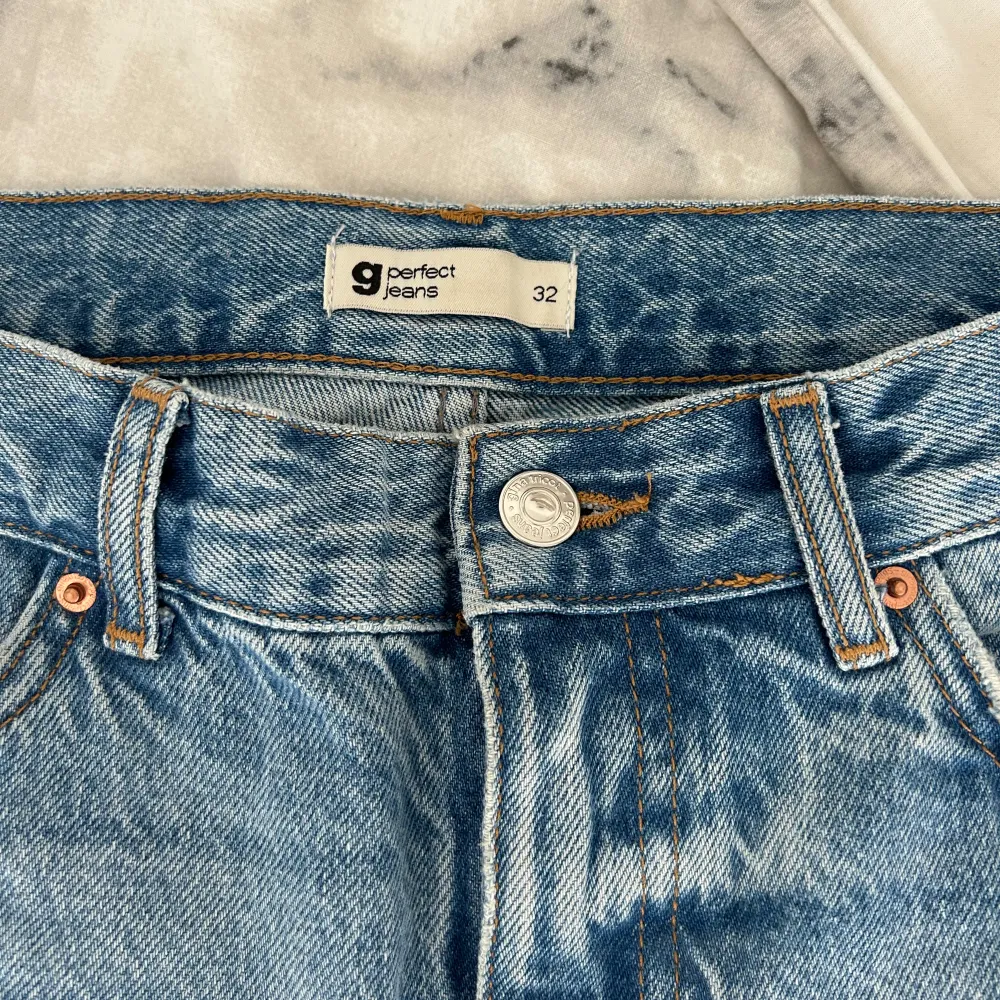 Jättefina jeans från Gina Tricot i modellen Low straight jeans. Säljer pga att jag har vuxit ur dom. Skriv privat vid frågor eller fler bilder💖 Köps via köp nu!. Jeans & Byxor.