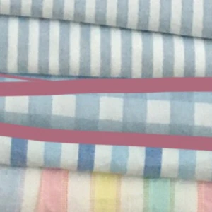 Tyg - Det är ett rutigt tyg. Slitet. Ingen vill ha. 