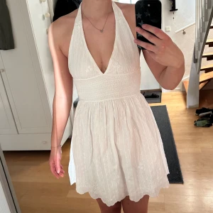 Studentklänning  - Säljer den absolut finaste klänningen jag äger, min studentklänning🥹Har inte längre något behov av den. Mer bilder finns i en tidigare annons.