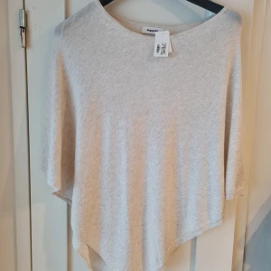 Ny finstickad poncho - Ny poncho! Köptes 2023för att ha till ett bröllop men endast provad! Ej använd! Nypris 299 kr  