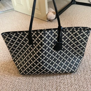 Marlene Birger väska! - Fint skick men har vissa tecken på användning, fler bilder finns! T.ex. är hörnen lite avskavda, några ljusa fläckar i botten och handtagen är skadade. Men väskan är fortfarande fin!