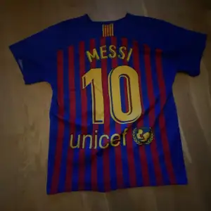 Jätte bra skick aldrig använd en gammal variation av barcelona tröjor och spelare på ryggen är lionel Messi 