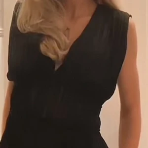 Zara topp - Säljer denna super fina toppen från zara köpt i sommras använd en gång🫶🏻bra skick , hör av er vid intresse💕