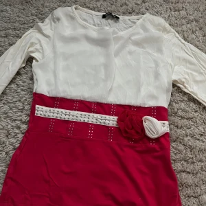 Vit - rosa tröja med rosor  - Är i storlek S. Köpt från ett turkist märke . Inte använt! 💓passar alla sorters stilar ! 🤩 köpt för 200 säljer för 100 kr + frakt !! 