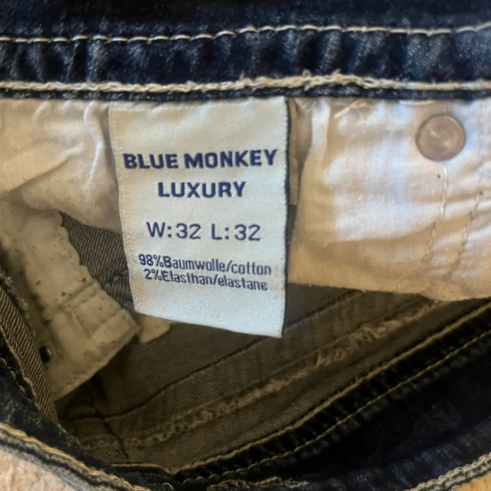 Coola jeans från blue monkey luxury i storkel 32/32. Finns inga defekter för har inte använt någon gång🫶. Jeans & Byxor.