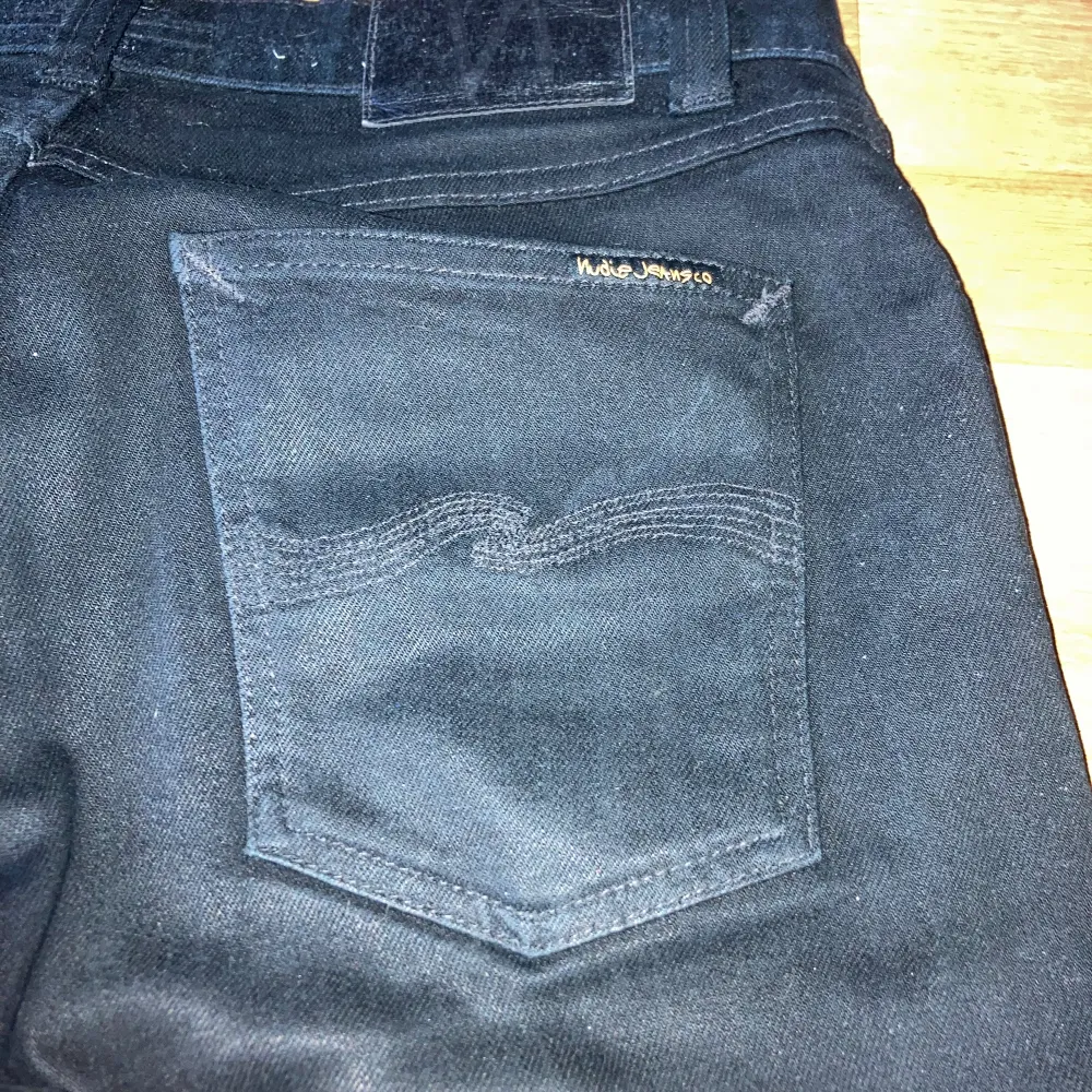 Skit snygga nudie jeans för bra pris. Använda väldigt lite och har inga defekter. Köpte dom för inte länge sen. Nypris 1399 kr. Storlek W31 L31. Jeans & Byxor.