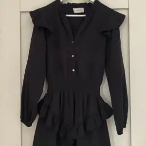 Svart klänning från Neo Noir, köpt i Åhléns butiken i Stockholm. Superbra skick, köpte den för ca 900kr 