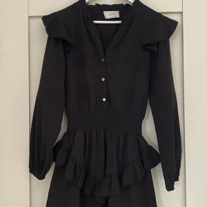 Klänning neo noir  - Svart klänning från Neo Noir, köpt i Åhléns butiken i Stockholm. Superbra skick, köpte den för ca 900kr 