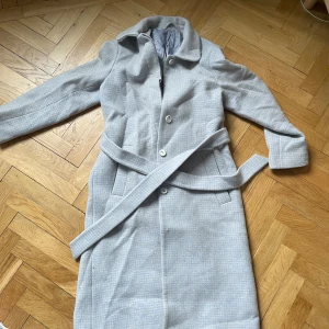 Kappa other stories - Välanvänd kappa från other stories. Ljusblå, rutig. 