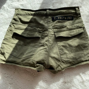 Ascoola Zadig shorts - Säljer mina älskade Zadig Voltaire shorts då dem tyvärr blivit för små. Suprcoola och unika. Stl 12 men sitter som  xs. Nypris 800. Pris kan diskuteras 
