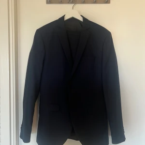 Jack n Jones Super Slim - Kostym - Tja! Säljer denna sjukt snygga kostym som ENDAST är använd EN gång!  Byxor i storlek 52 och Kavaj i 48. Passar någon som håller sig till S/M vanligtvis!  Perfekt nu inför stundande examen, oavsett om det är student, bal eller skolavslutning!