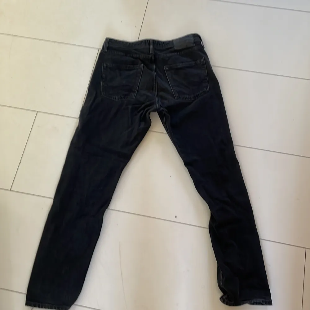 Ett väldigt bra par jeans som är väldigt tåliga och snygga med storlekarna W29, L32 (kolla bild).. Jeans & Byxor.