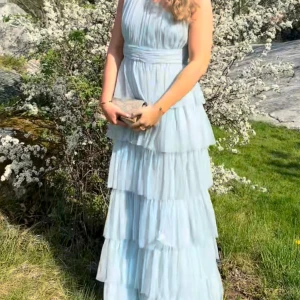 Volangklänning  - Så fin klänning som är slutsåld, säljer för att jag glömde returnera 💞💞💞Har två klänningar, en är i M och den andra är M - Petite