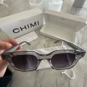 Chimi 04 - Säljer mina chimis i färgen ”Grey”, använda ca 2 gånger så nästan som nya! Allt följer med!
