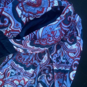 Sommarbyxor  - Tunna mjuka mönstrade byxor. Perfekta på våren och sommaren, knyte i midjan. 