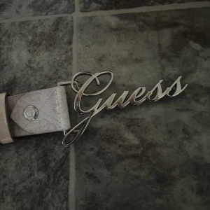 GUESS bälte - bälte från guess ungefär 100cm långt Finns några märken på bältet på insidan (se bild)