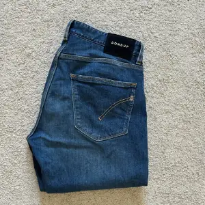 Ett par dondup jeans i limiterad utgåva. Storlek 34 och 9,5/10 skick.  Hör av er om ni har frågor!