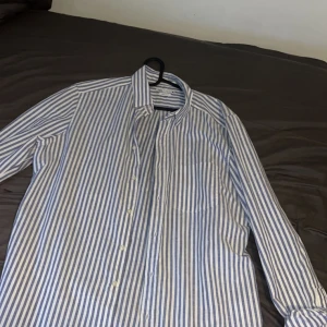 Linneskjorta - Linneskjorta från zara Skick 9/10 Storlek L Pris kan diskuteras vid smidig affär!