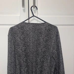 Kofta  -  Skönt kofta till att ha på toppen varm och bra för sommarkvällar  